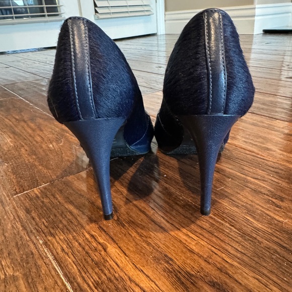 Ladies pumps. Worn once. Size 8 navy blue - Picture 4 of 5